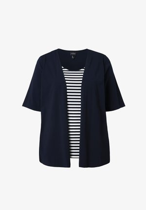 Marineblå kortærmet cardigan med åben front lagd over sort og hvidt vandret striped top med rund hals.
