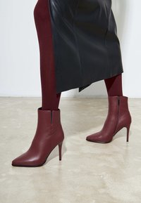 Cesare Gaspari Botine cu toc - bordo