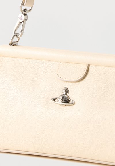 Τσάντα χειρός από κρεμ δέρμα με ασημένιο έμβλημα λογότυπου σφαίρας και ταιριαστό ασημένιο κούμπωμα, προσαρτημένη σε μπεζ λουράκι.