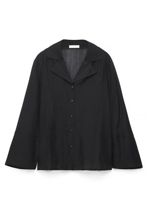 Sort langærmet bluse med knapper, brede manchetter og en hakket krave, lavet af et let tekstureret stof.