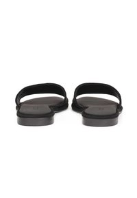 Sandale negre cu talpă plată, textură moale din suede, design minimalist cu două benzi de curea și fără hardware sau accente vizibile.