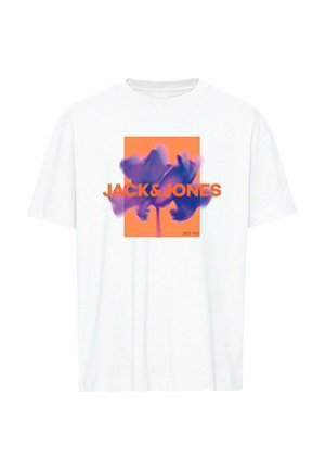 Camiseta de algodón blanca con un cuadrado central naranja que presenta un diseño floral en azul y púrpura, y el texto "JACK&JONES" en negrita naranja.