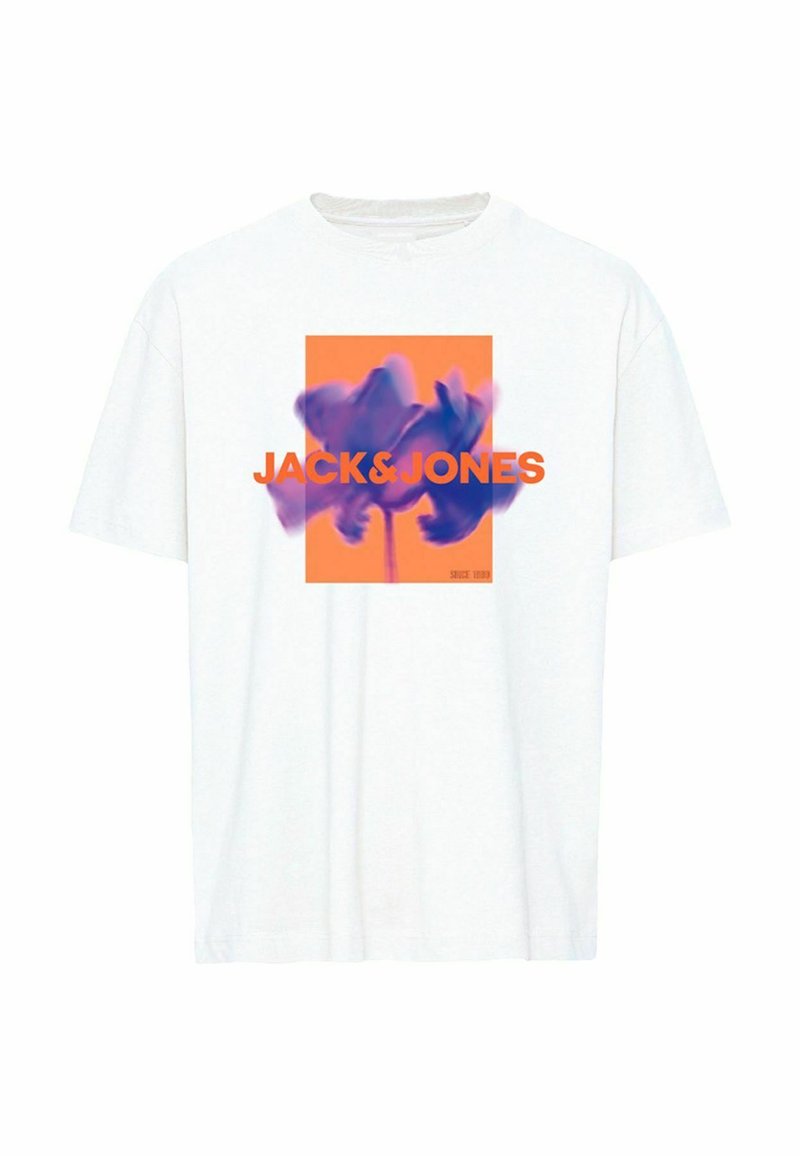 Camiseta de algodón blanca con un cuadrado central naranja que presenta un diseño floral en azul y púrpura, y el texto "JACK&JONES" en negrita naranja.