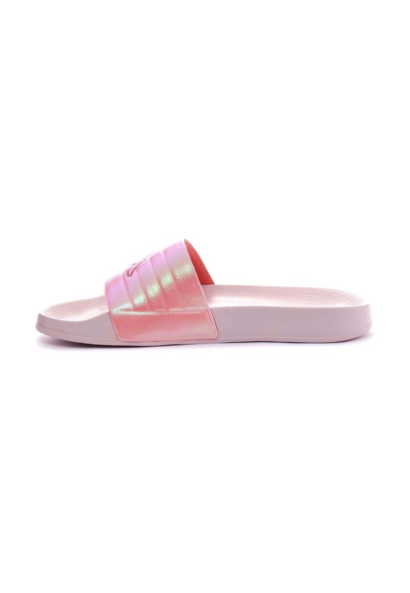 Roze schuif-sandaal met een glanzende, iriserende band, textuur op het oppervlak en een platte rubberen zool. Eenvoudig ontwerp zonder zichtbare hardware.