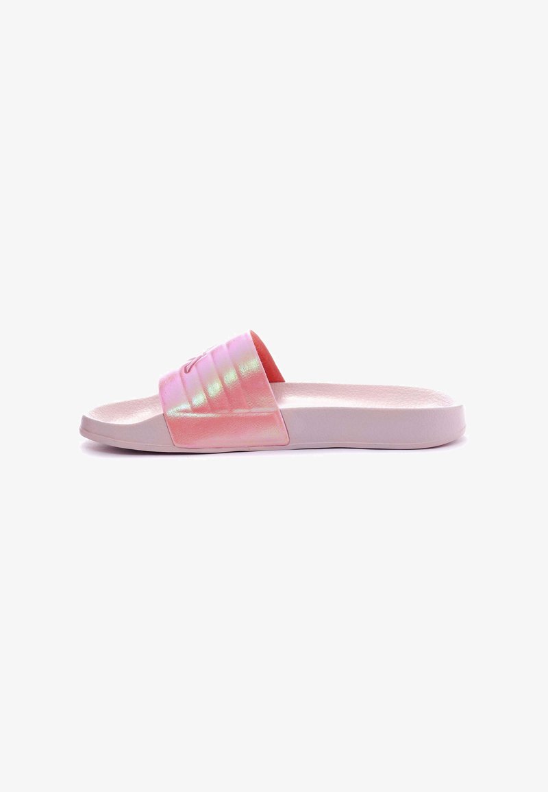 Sandal con infradito rosa con una fascetta lucida e iridescente, superficie texturizzata e suola piatta in gomma. Design semplice senza hardware visibile.