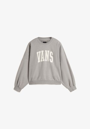 Sudadera gris con "VANS" impreso en letras blancas en negrita. Presenta un cuello redondo, mangas largas y puños y dobladillo de canalé. Textura suave.