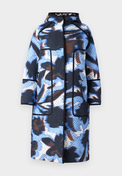 Κουβερτίνα μπουφάν με κουκούλα, που διαθέτει σχέδιο σε μπλε και λευκούς γεωμετρικούς τόνους με μαύρες λεπτομέρειες. Ο σχεδιασμός περιλαμβάνει δύο μπροστινές τσέπες.