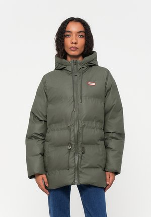 Grüne Puffjacke mit Kapuze, Kordelzug in der Taille, Frontreißverschluss und Logo-Patch. Weiche Textur und oversized Passform für Wärme.