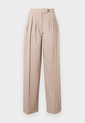 Beige wijde broek met plooi, twee metalen sluitingen bij de taille en een gladde katoentextuur. Geen zichtbare zakken.