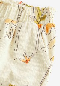 Next TRAVELLER - REGULAR FIT - Cargobukser - ecru white flower