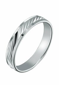 Silverring med ett geometriskt chevronmönster, släta kanter och polerad yta, med en enhetlig cirkulär form.