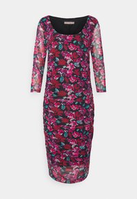 Vestido floral com mangas longas e transparentes; apresenta um fundo preto com flores vibrantes em rosa, vermelho e teal; silhueta ajustada e detalhe de franzido.