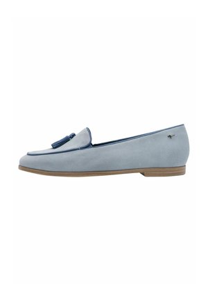 Lichtblauwe suède loafer met een kwastaccent, ronde neus en een lage profielzool. Voorzien van contrasterende donkerblauwe bies en minimalistische hardwaredetails.
