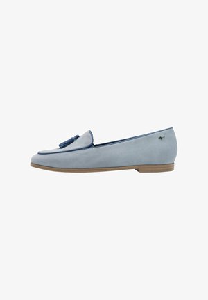 Mocassino in camoscio azzurro chiaro con nappina, punta rotonda e suola sottile. Presenta un bordo contrastante blu scuro e dettagli hardware minimalisti.