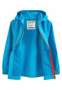 Niebieska wodoodporna kurtka z kapturem, pomarańczowymi akcentami zamka błyskawicznego i elastycznymi mankietami. Posiada dwie przednie kieszenie oraz metkę wewnątrz.