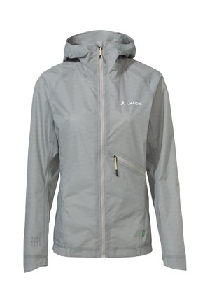 Hellgraue wasserdichte Jacke mit einem Reißverschluss vorne, verstellbare Kapuze und einer Seitentasche mit gelbem Reißverschluss. Hergestellt aus strukturiertem Material.