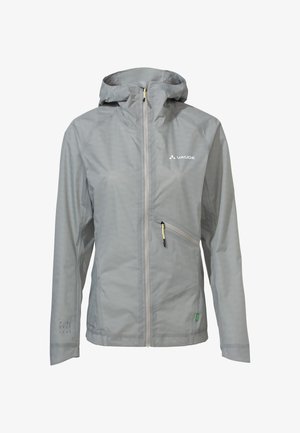 Hellgraue wasserdichte Jacke mit einem Reißverschluss vorne, verstellbare Kapuze und einer Seitentasche mit gelbem Reißverschluss. Hergestellt aus strukturiertem Material.