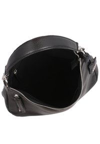 Sac en cuir noir avec une texture granulée, quincaillerie en argent, et une fermeture éclair ouverte révélant un espace intérieur sombre.