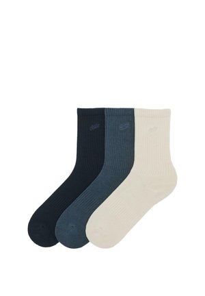 Trzy prążkowane skarpety za kostkę w kolorach czarnym, ciemnoszarym oraz ecru, każda z subtelnym haftowanym logo blisko ściągacza.