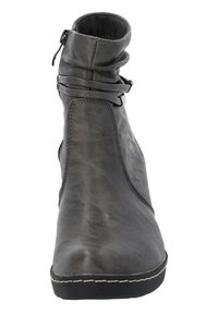 Botas de tobillo de cuero gris con parte superior arrugada, detalle de correa decorativa y suela de goma negra con costuras blancas. Cierre lateral con cremallera.
