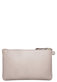 Beżowa skórzana kopertówka o teksturowanej powierzchni, smukłym prostokątnym kształcie, zamknięciu na suwak u góry oraz złotym zdobieniu.