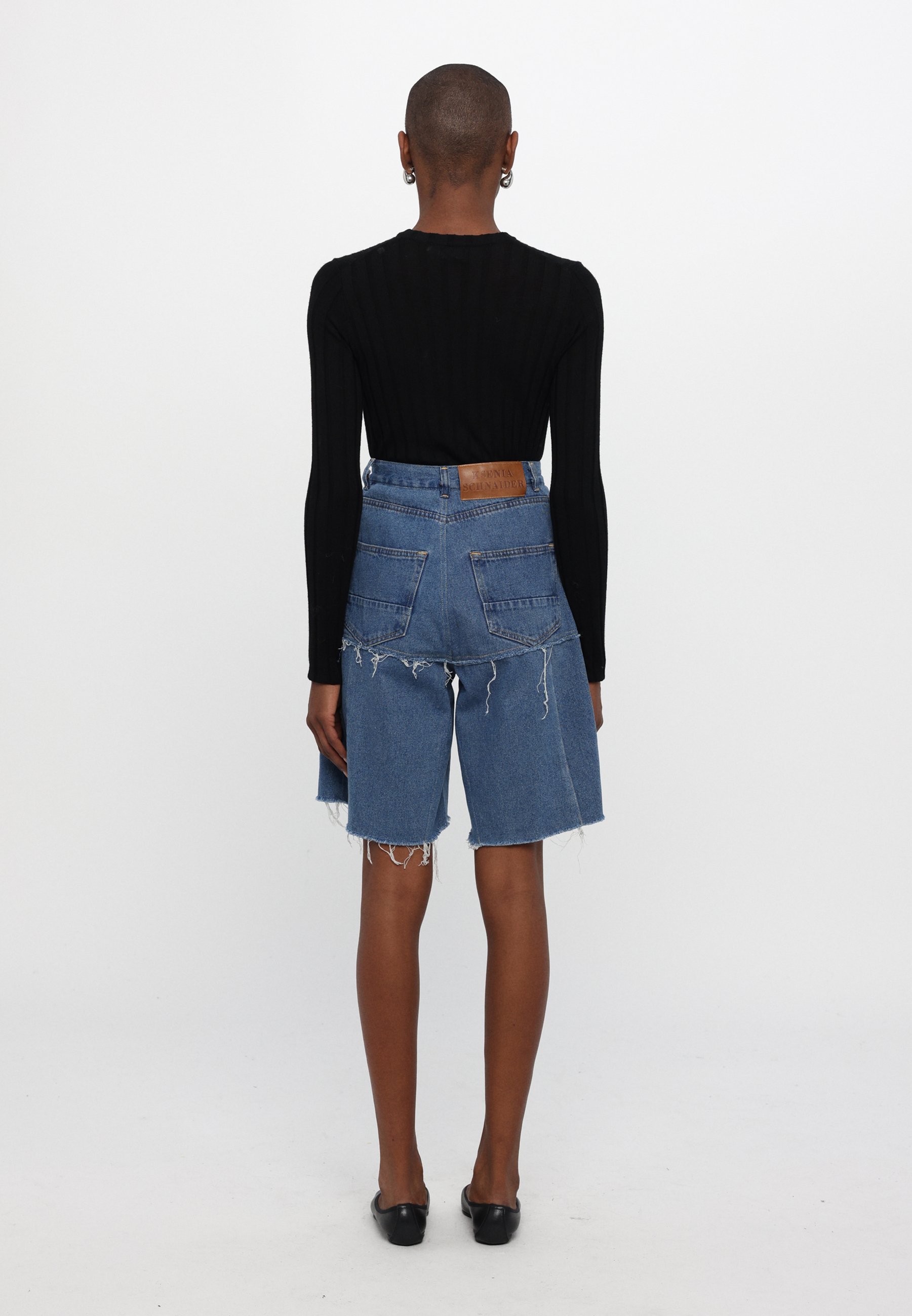 Ksenia Schnaider REWORKED DENIM BERMUDA SHORTS - Szorty