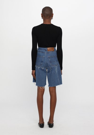 Ksenia Schnaider REWORKED BERMUDA  - Pantaloni scurți din denim - denim mixed blue