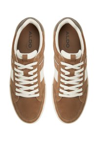 Ruske mokasine iz gamuza s bijelim detaljima i vezicama. Imaju okrugli vrh i podstavljeni kragnu za udobnost. "ALDO" logo je vidljiv na ulošku.