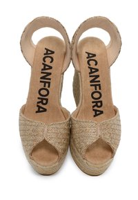 Sandali con piattaforma beige con texture intrecciata, design open toe e tacco rotondo. Presentano il nome del marchio "ACANFORA" sulla soletta.