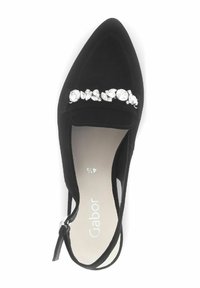 Zapato de ante negro con punta afilada, que presenta una tira decorativa de cristales en el empeine y un corte lateral para un diseño adicional.