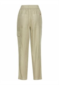 Lys beige cargo bukser med elastisk talje, to baglommer og en sidelomme; lavet af et blødt, tekstureret stof.