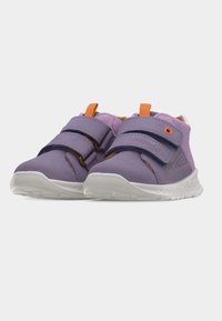 Μωβ παιδικά αθλητικά παπούτσια με δύο λουράκια Velcro, πορτοκαλί τσέπες τραβήγματος, διάτρητες πλευρές και λευκές υφασμάτινες σόλες σε λευκό φόντο.