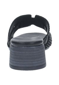 Sandalo nero con tomaia intrecciata testurizzata, apertura sul retro e tacco basso e scanalato. Soletta liscia e design minimalista.