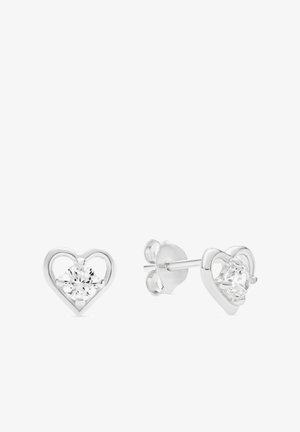 Zilveren oorstekers in de vorm van een hart met een enkele transparante ronde edelsteen in het midden, vastgezet met vlinderachterkanten, weergegeven van voren en van opzij.