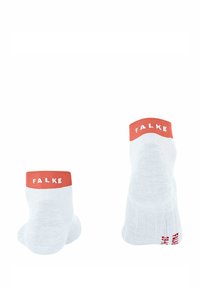 Białe skarpetki do kostek z koralowym pasem na górze z napisem "FALKE". Gładka tekstura i dopasowany krój idealne do aktywnego użytku.