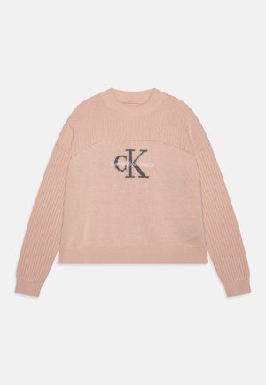 Maglione rosa in maglia con texture a costine, scollo rotondo e maniche lunghe. Presenta un logo centrale "CK" e un design cropped.