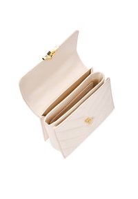 Portafoglio in pelle crema con design trapuntato, hardware dorato e chiusura a scatto. Presenta più scomparti per l'organizzazione.