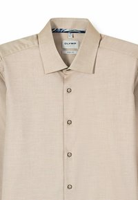 Hellbraunes Hemd mit Muster, klassischem Kragen, fünf Knöpfen und einem Etikett mit der Aufschrift "OLYMP LEVEL 5 BODY FIT." Strukturiertes Gewebe.