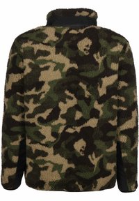 Fleecepusero, jossa on vihreän, ruskean ja beigen sävyinen maastokuvio, korkea kaulus ja mustat yksityiskohdat sivuilla.