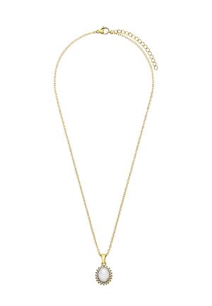 Gouden ketting met een kettingontwerp. Bevat een witte stenen hanger omringd door een zonnestraalaccent. Verstelbare lengte met een haaksluiting.