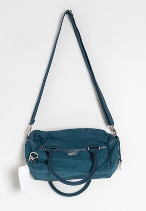 Sac Kipling en tissu bleu sarcelle avec bandoulière réglable, deux poignées, poche avant zippée et un porte-clés accroché à la fermeture éclair.