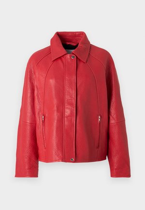 Rote Lederjacke mit strukturiertem Finish, mit einem Kragen, frontalem Reißverschluss und Seitentaschen. Das Design ist strukturiert und modern.
