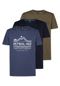 Tre t-shirt a maniche corte: una blu navale con un logo stampato, una blu scuro con una grafica e una verde oliva, tutte in morbido tessuto di cotone.