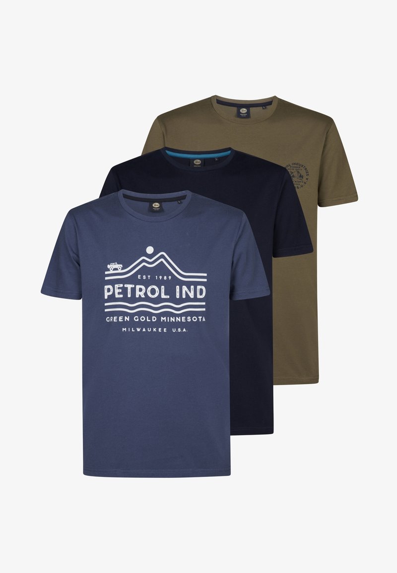 Trei tricouri cu mânecă scurtă: unul bleumarin cu un logo imprimat, unul albastru închis cu un grafic și unul verde măslin, toate dintr-un țesătură moale din bumbac.