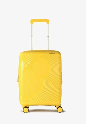 Valigia rigida gialla con finitura lucida, linee curve e silhouette di Topolino. Dotata di manico retrattile e quattro ruote.