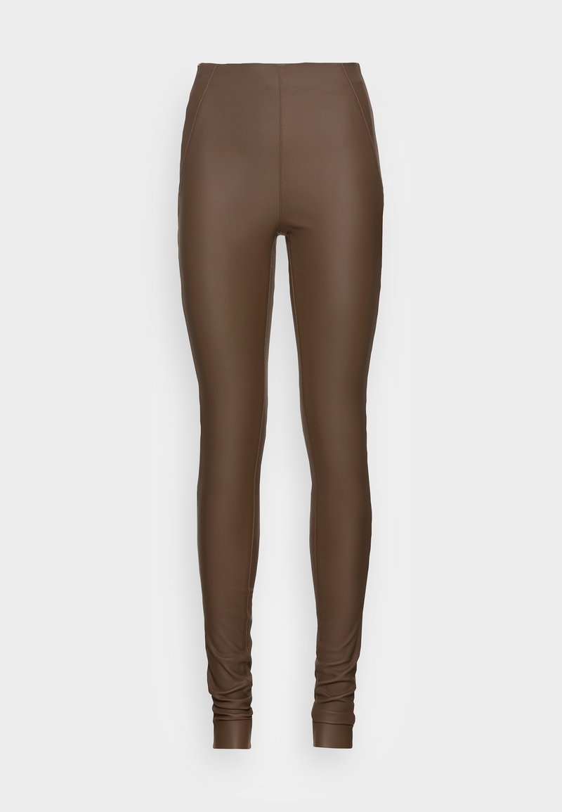 Leggings en simili cuir marron avec une taille haute, texture lisse et design ajusté. Pas de fermetures ni d'ornements visibles.