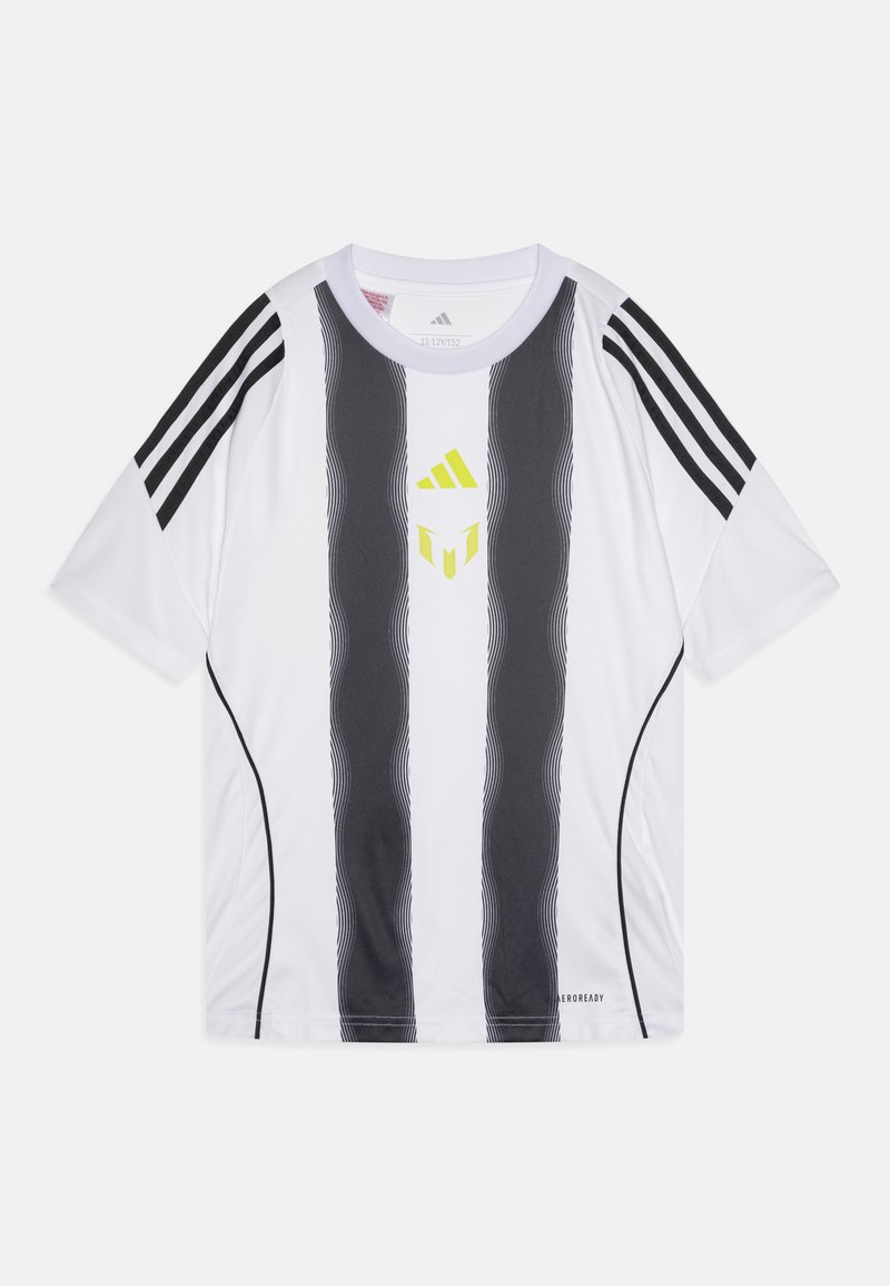 Weißes Sport-T-Shirt mit schwarzen vertikalen Streifen und drei schwarzen Streifen an den Schultern; verziert mit einem gelben Logo in der Mitte.