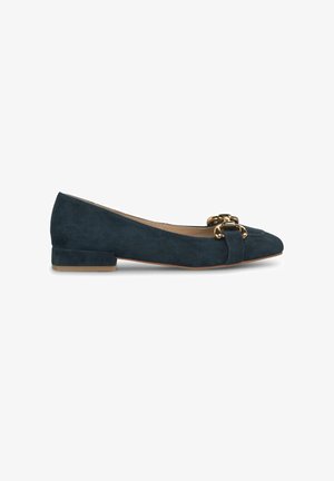 Marineblaue Wildleder-Ballerinas mit niedrigem Absatz, ausgestattet mit einer doppelten goldfarbenen Schnallenakzentuierung auf der Vorderseite. Glatte Textur, spitz zulaufendes Design.