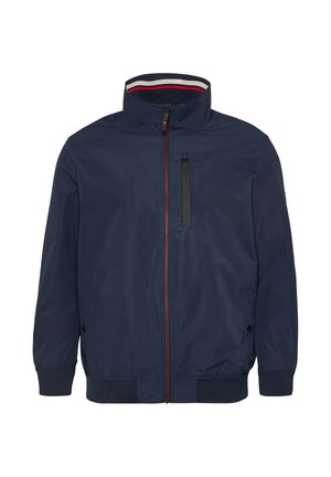 Granatowa męska kurtka na zamek z wysokim kołnierzem, pionową kieszenią na piersi, bocznymi kieszeniami na guziki oraz paskowanym detalem wewnętrznego kołnierza.