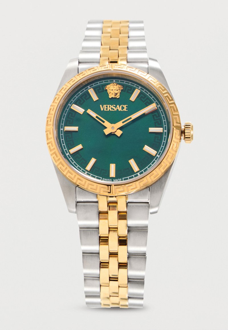 Ρολόι χειρός Versace με πράσινο καντράν, χρυσούς δείκτες ωρών, λογότυπο Μέδουσα και δίχρωμο μεταλλικό μπρασελέ σε ασημί και χρυσούς τόνους.